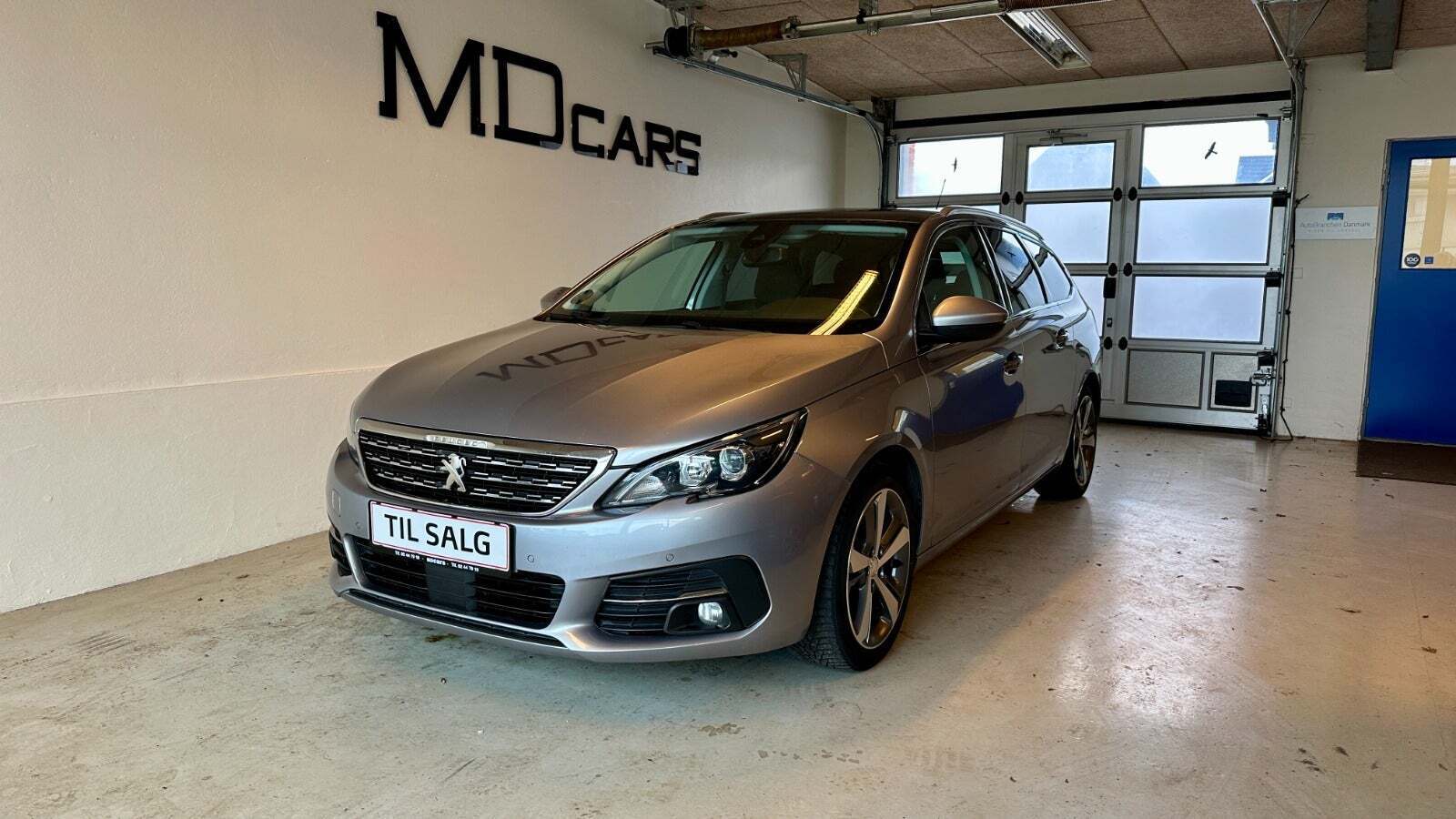 Grå Peugeot 308 fra 2018 set udefra