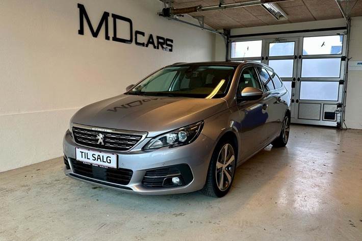 Grå Peugeot 308 fra 2018 set udefra