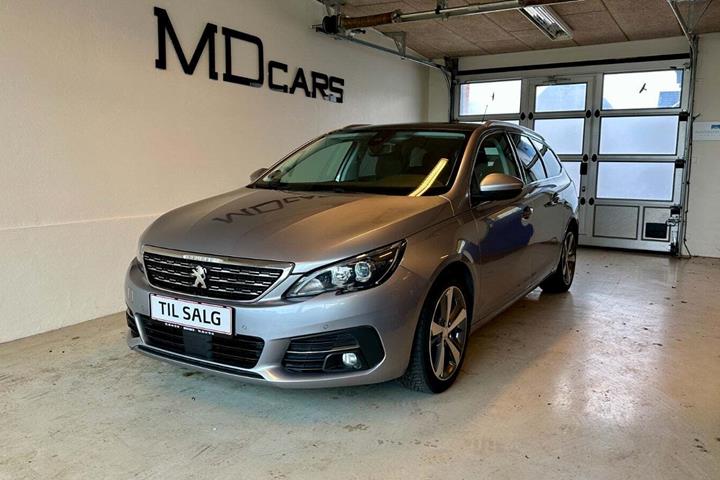 Grå Peugeot 308 fra 2018 set udefra