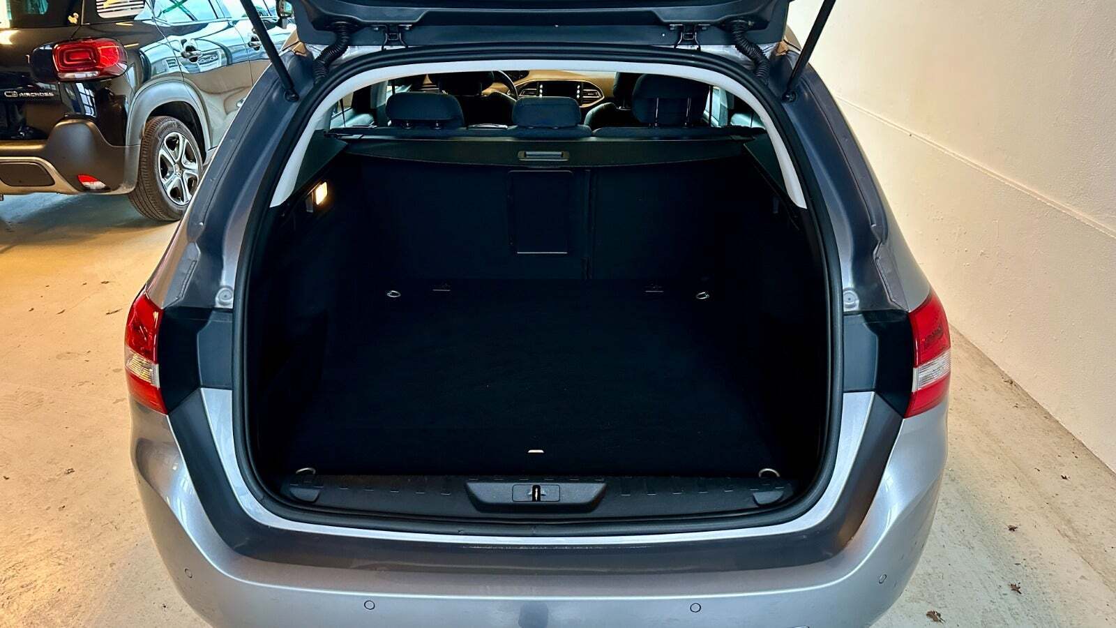 Grå Peugeot 308 fra 2018