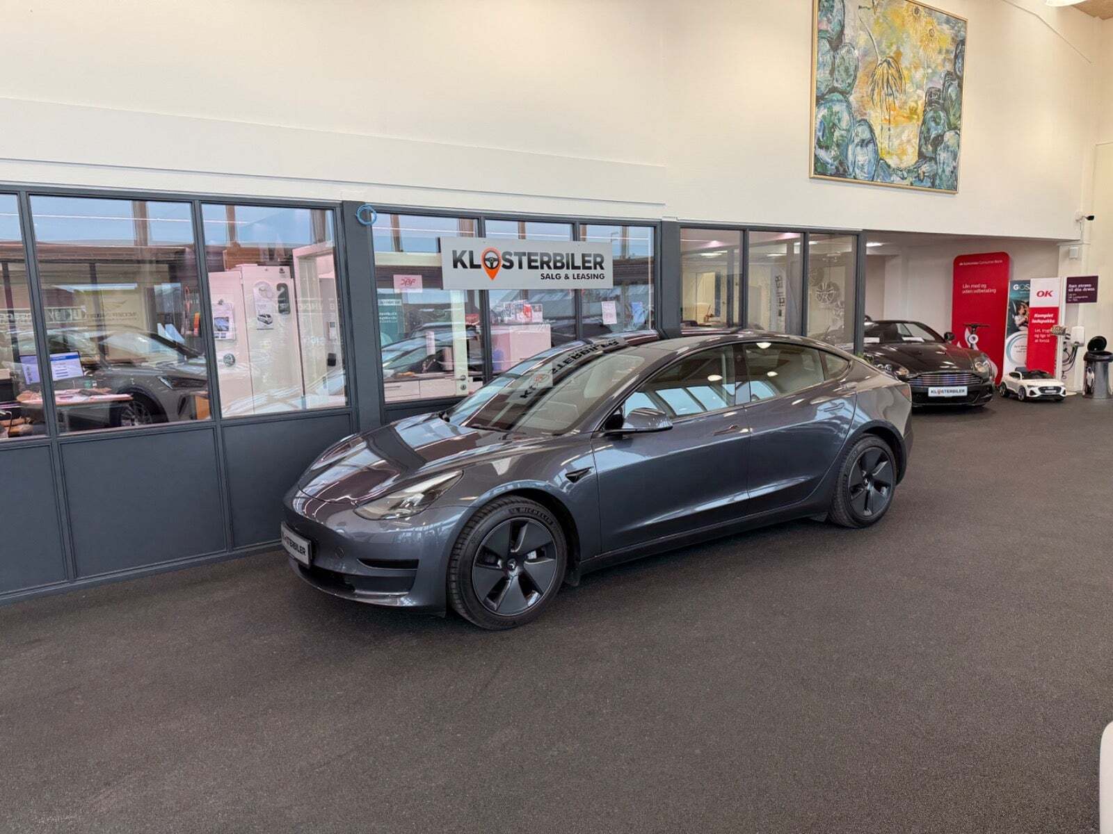Grå Tesla Model 3 fra 2022
