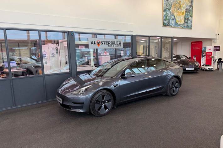 Grå Tesla Model 3 fra 2022
