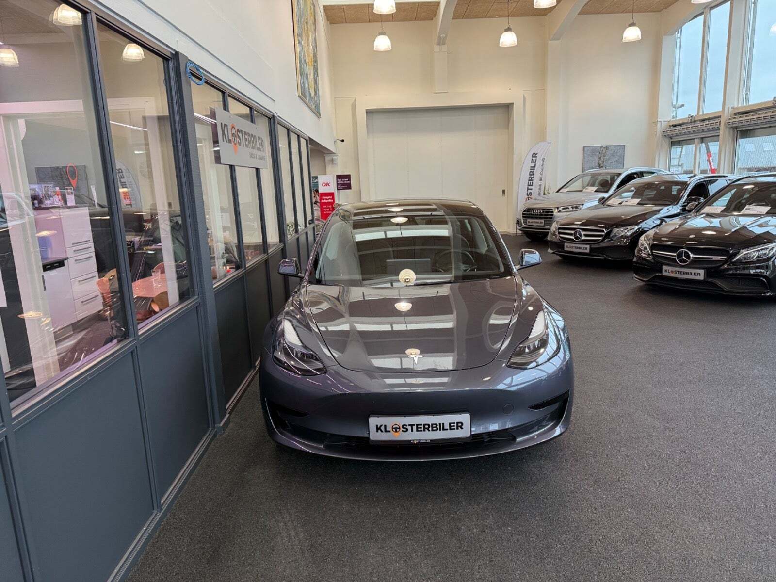 Grå Tesla Model 3 fra 2022
