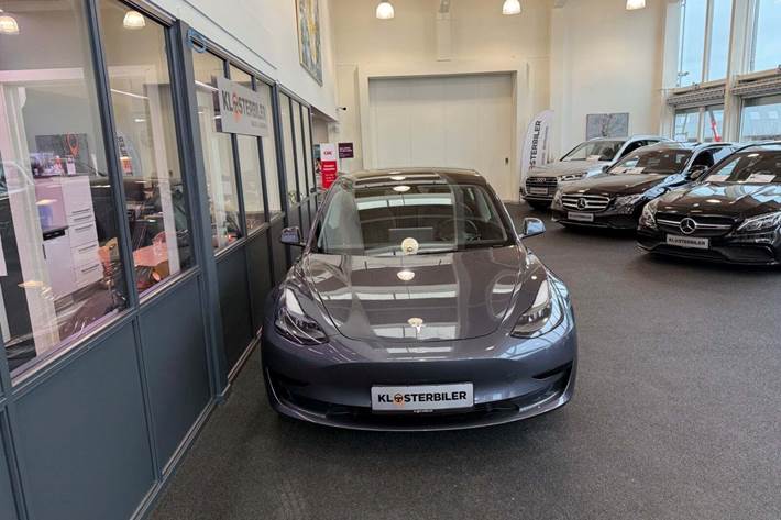 Grå Tesla Model 3 fra 2022