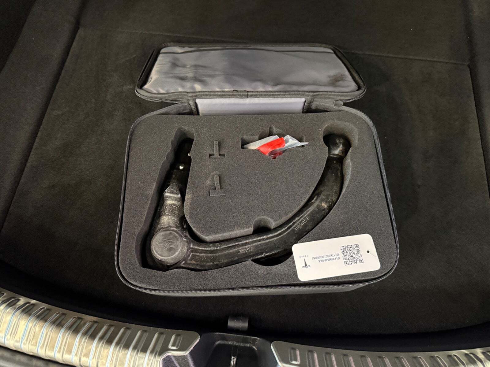 Grå Tesla Model 3 fra 2022