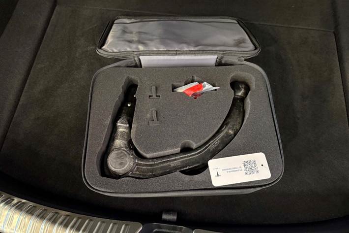 Grå Tesla Model 3 fra 2022