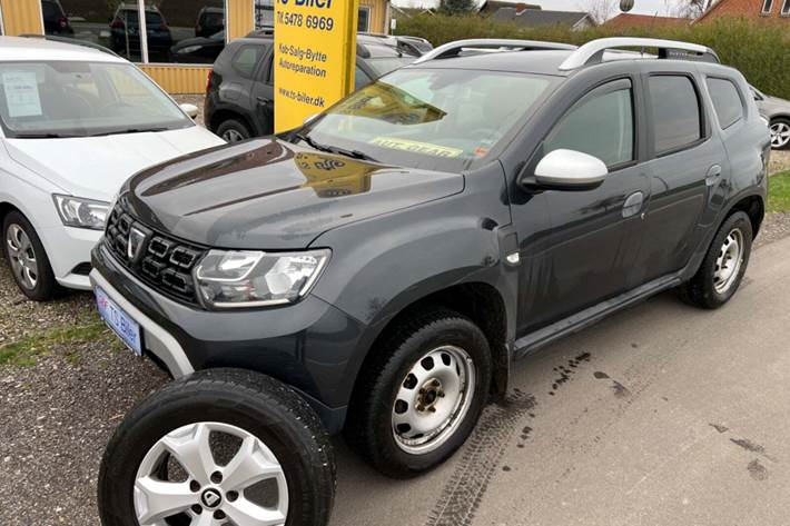 Grå Dacia Duster fra 2018 set udefra