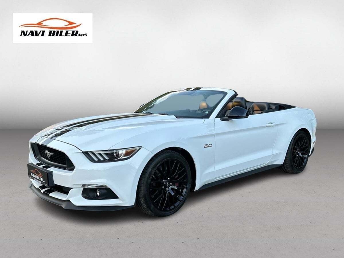 Hvid Ford Mustang fra 2016 set udefra