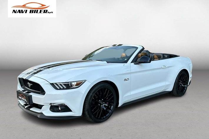 Hvid Ford Mustang fra 2016 set udefra