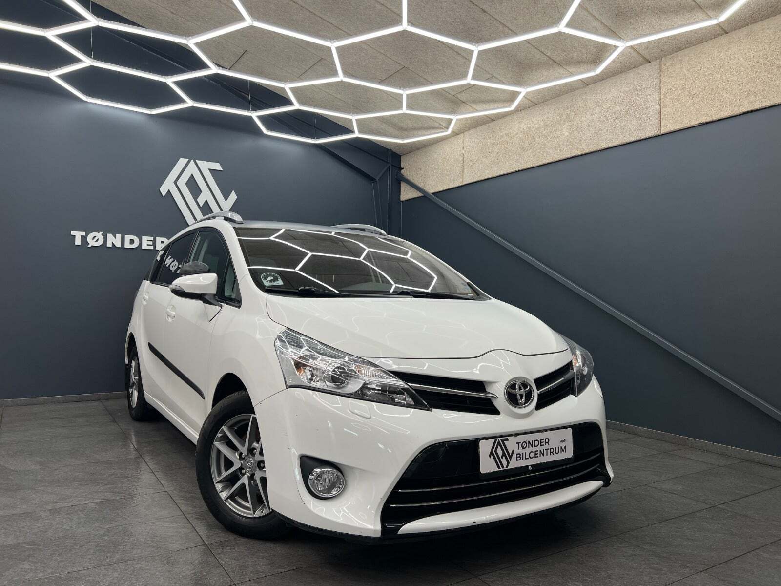 Hvid Toyota Verso fra 2015 set udefra