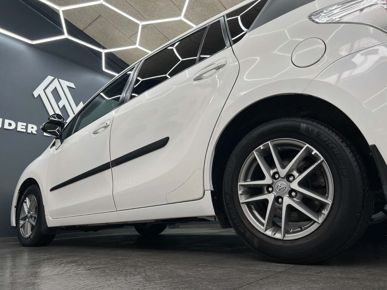 Hvid Toyota Verso fra 2015