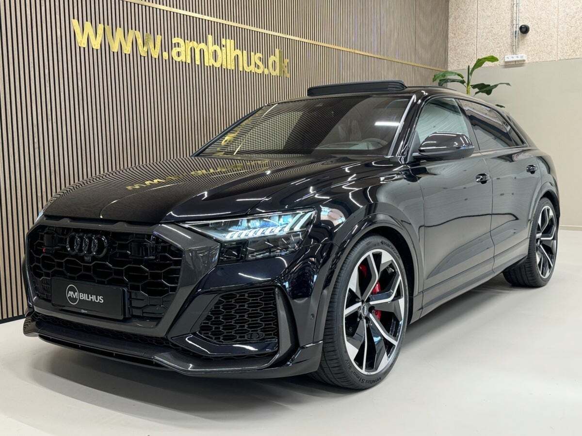 Sort Audi RS Q8 fra 2021 set udefra