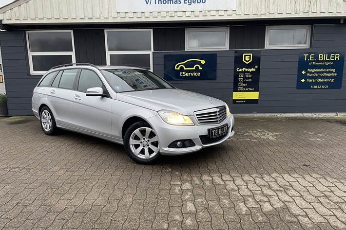 Sølv Mercedes C180 fra 2011 set udefra