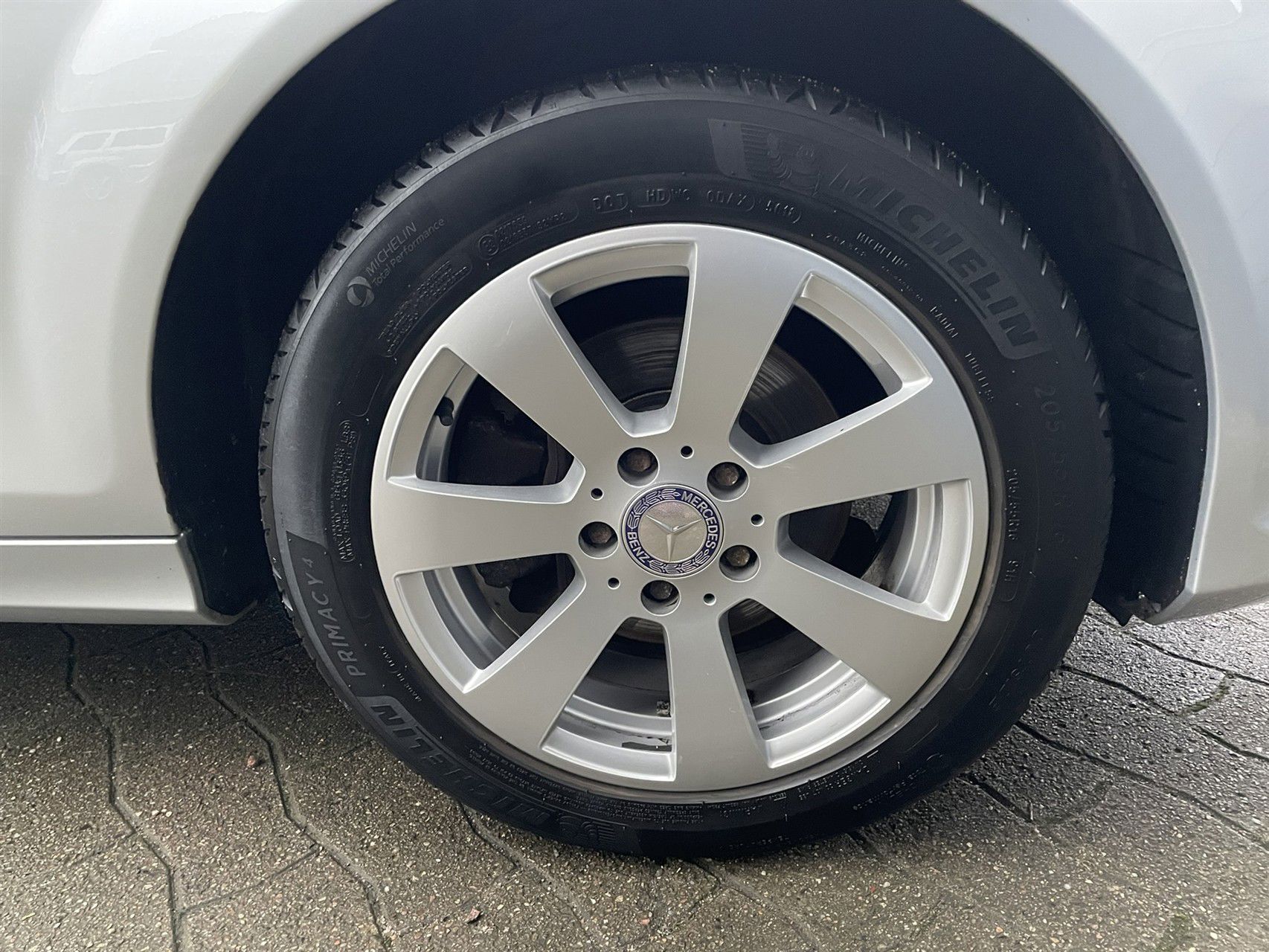 Sølv Mercedes C180 fra 2011 set udefra