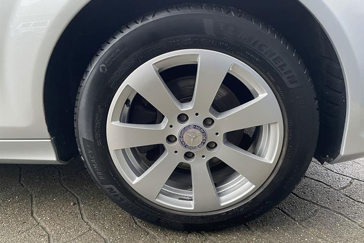 Sølv Mercedes C180 fra 2011 set udefra