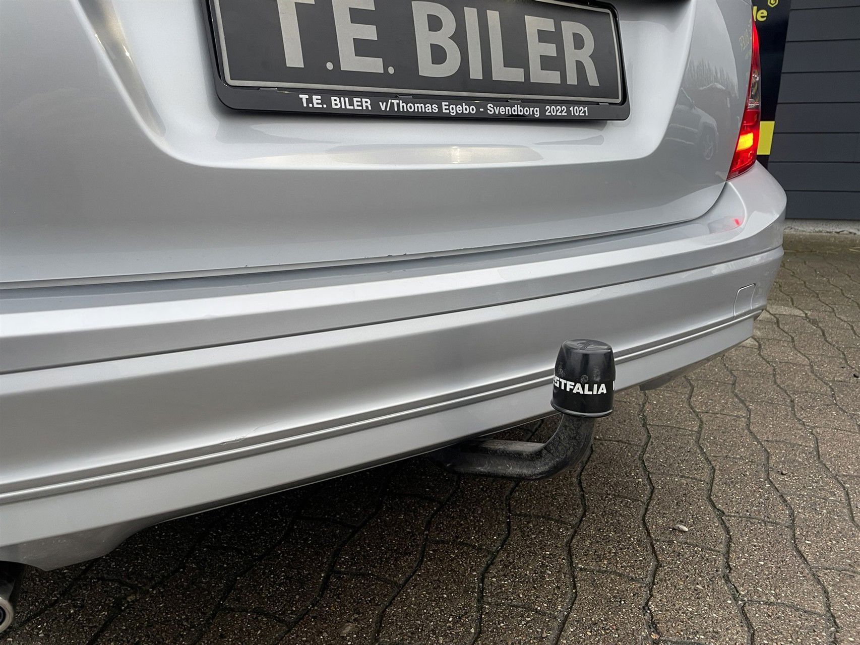 Sølv Mercedes C180 fra 2011 set udefra