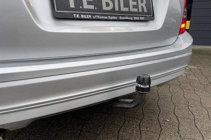 Sølv Mercedes C180 fra 2011 set udefra