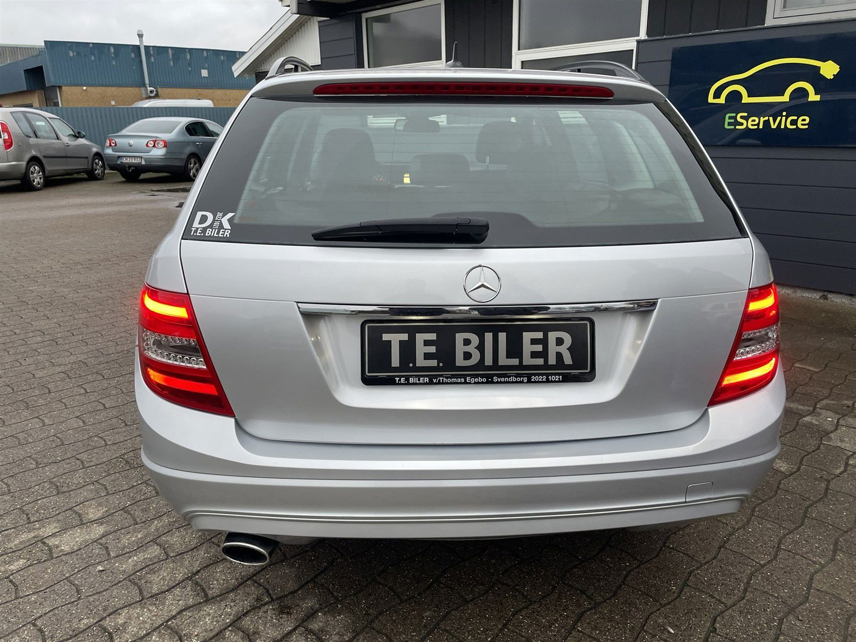 Sølv Mercedes C180 fra 2011 set udefra