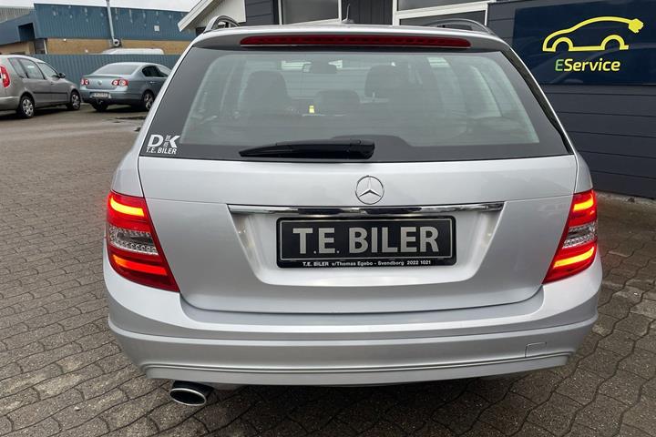 Sølv Mercedes C180 fra 2011 set udefra