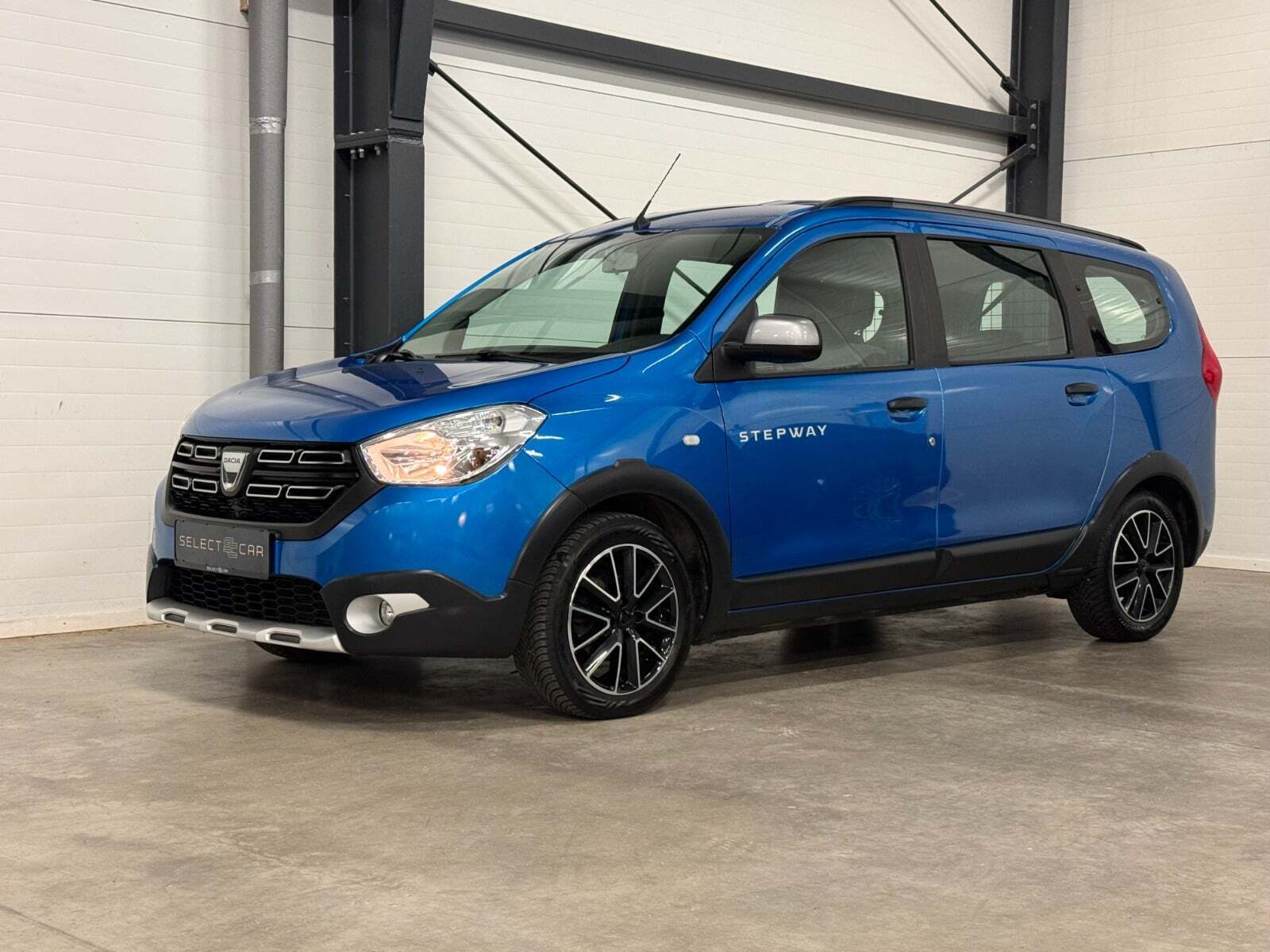 Blå Dacia Lodgy Stepway fra 2017 set udefra