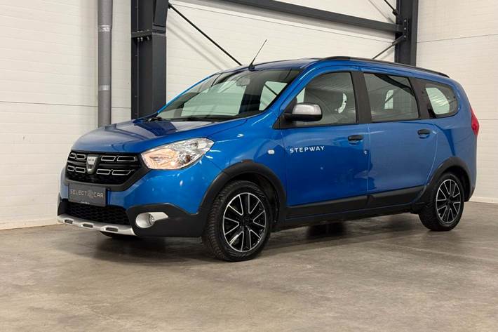 Blå Dacia Lodgy Stepway fra 2017 set udefra
