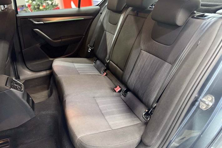 Grå Skoda Octavia fra 2018