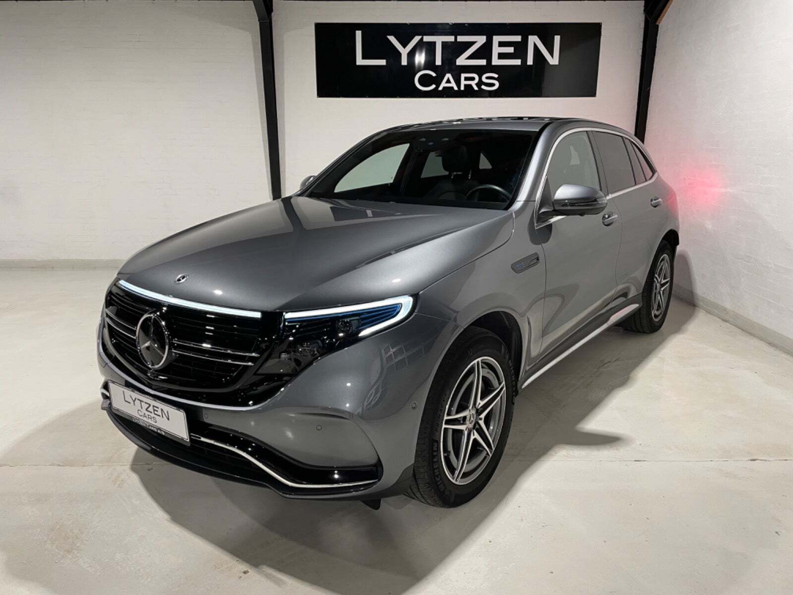 Grå Mercedes EQC400 fra 2021 set udefra