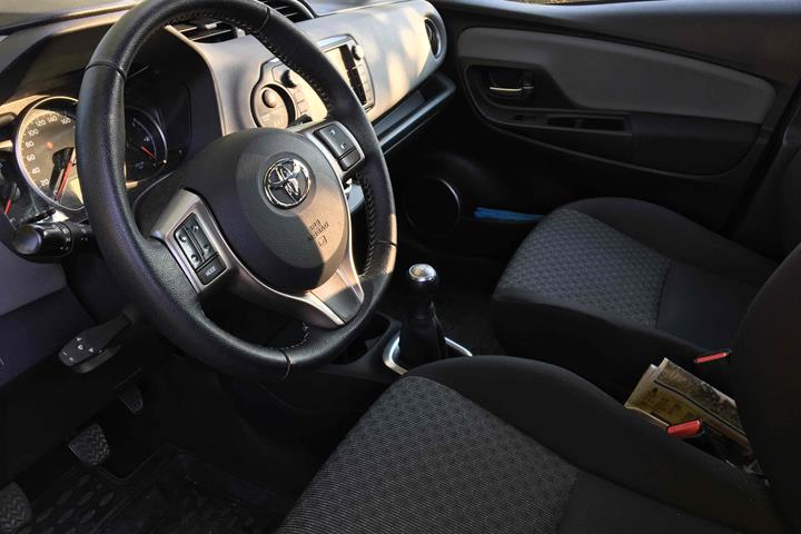 Sort Toyota Yaris fra 2015