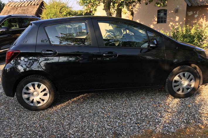 Sort Toyota Yaris fra 2015