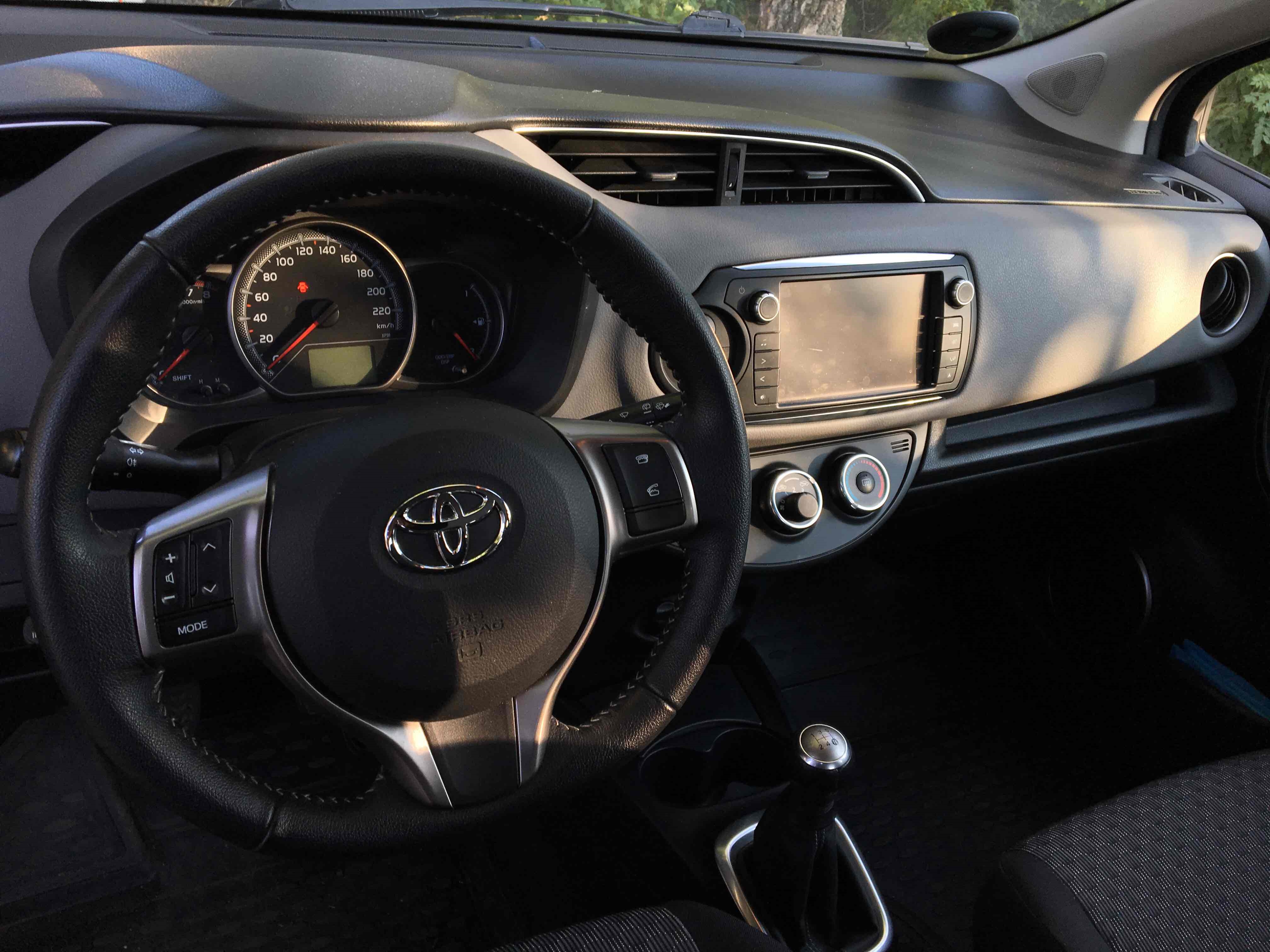 Sort Toyota Yaris fra 2015