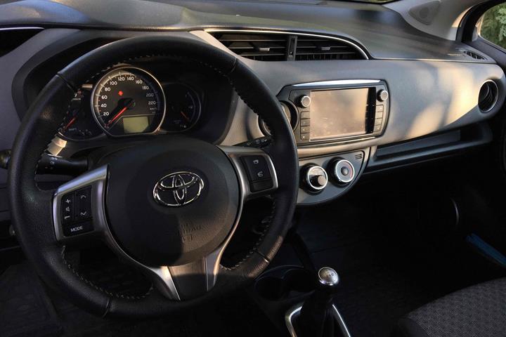 Sort Toyota Yaris fra 2015