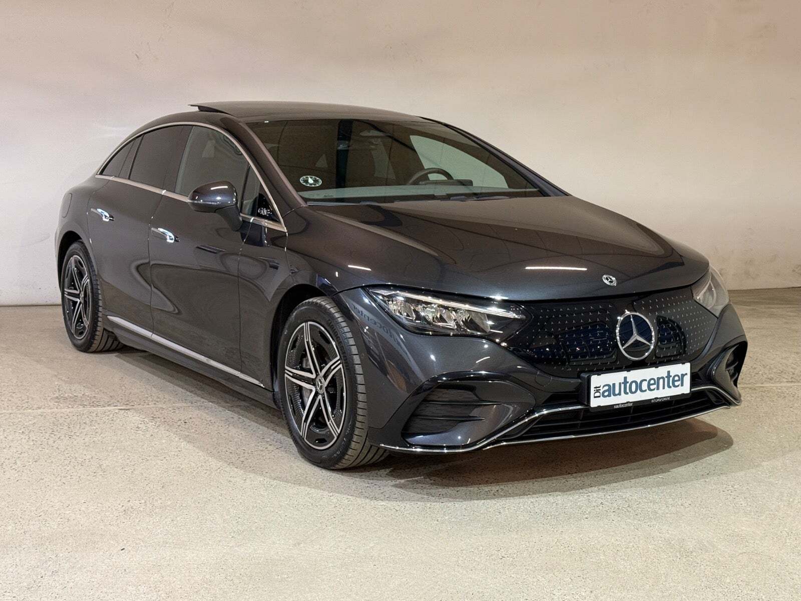 Grå Mercedes EQE300 fra 2023 set udefra
