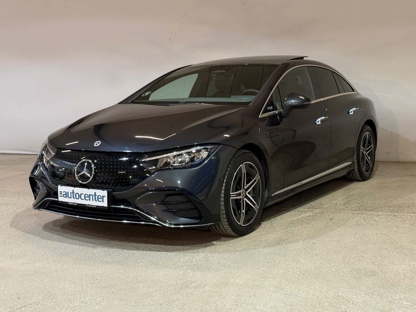 Grå Mercedes EQE300 fra 2023