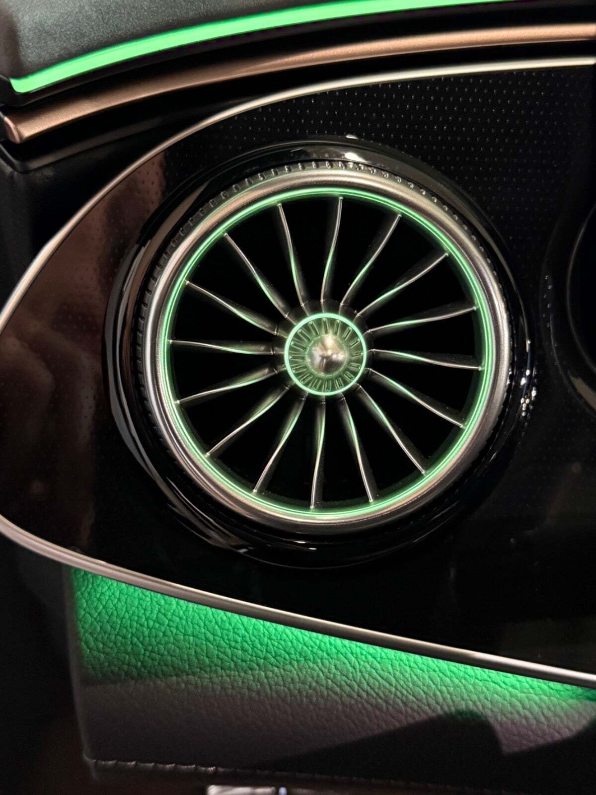 Grå Mercedes EQE300 fra 2023