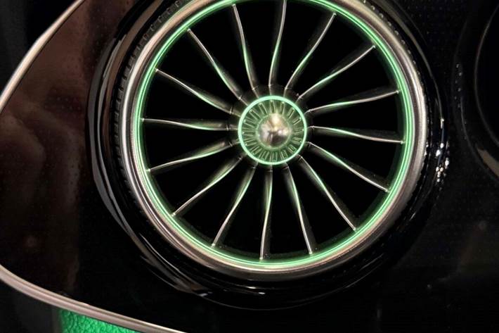 Grå Mercedes EQE300 fra 2023