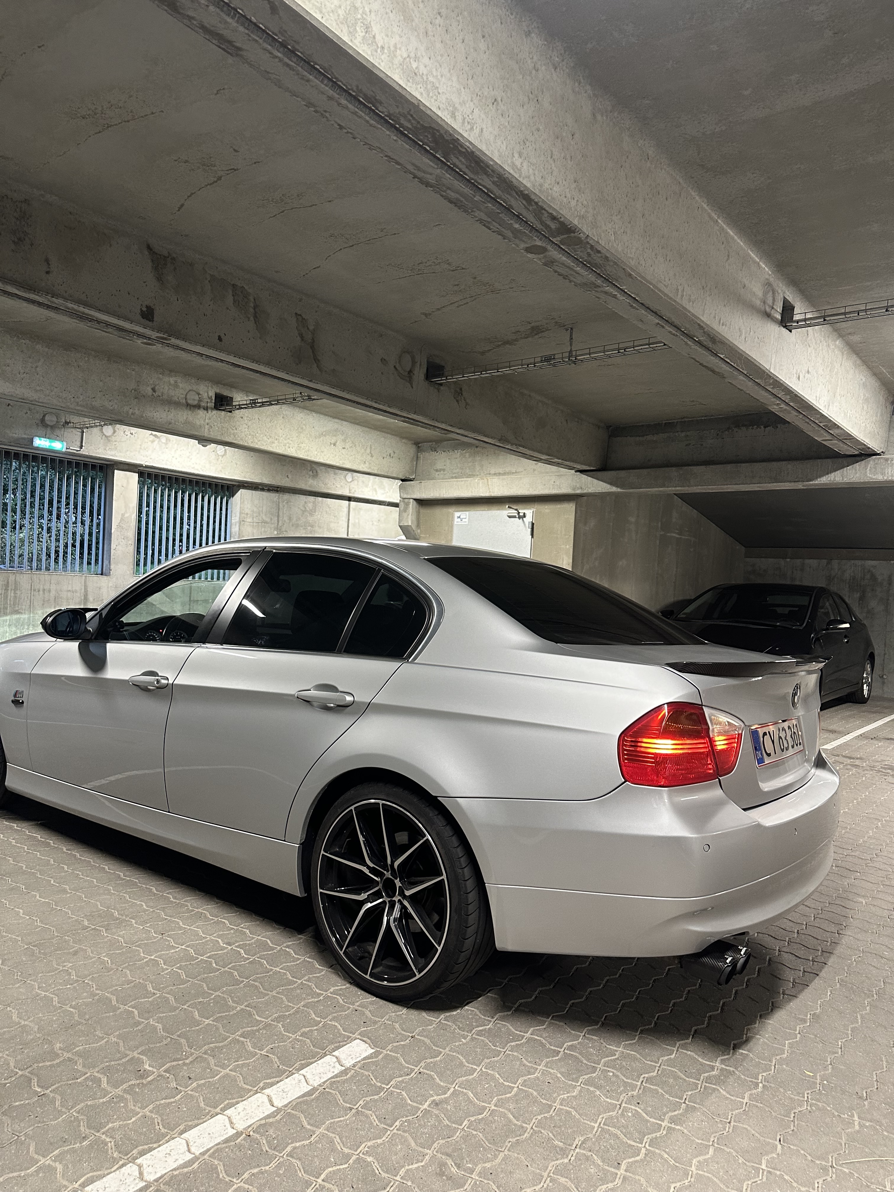 Sølv BMW 325 fra 2007