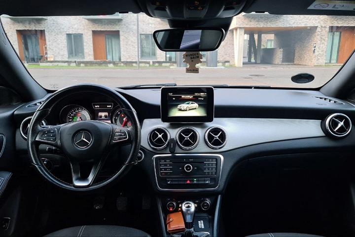 Sort Mercedes CLA-Klasse fra 2015