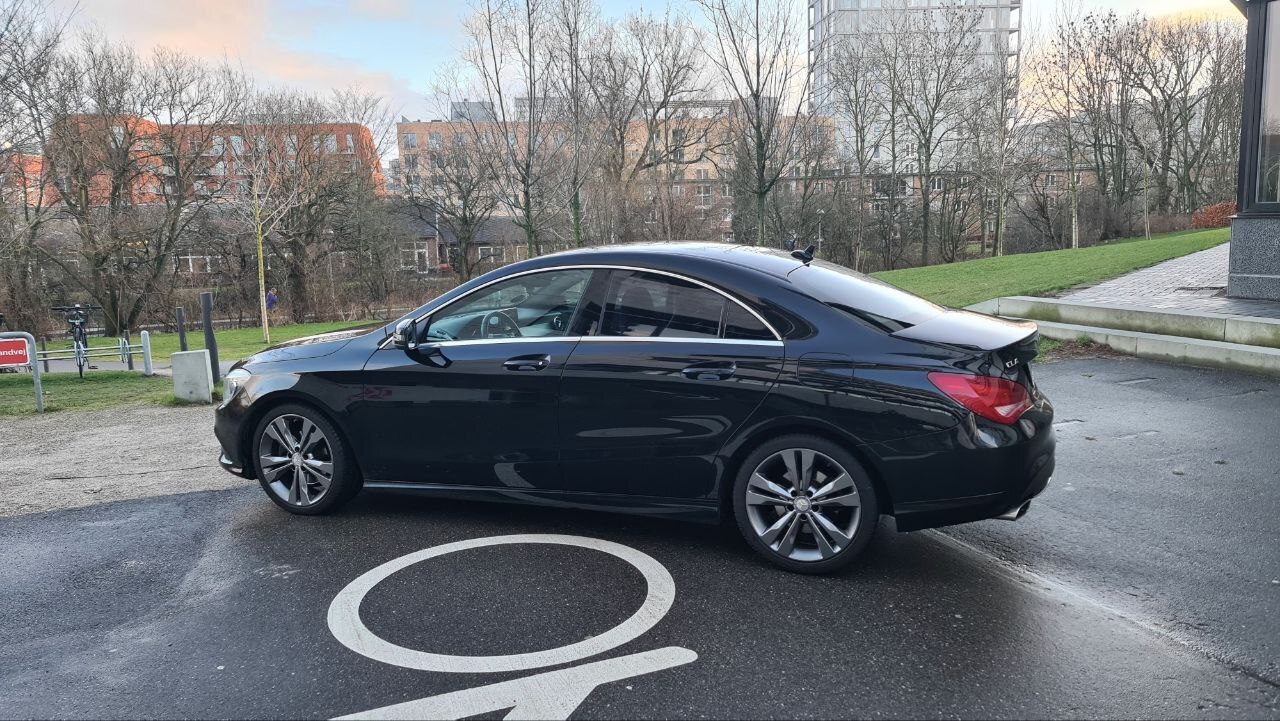 Sort Mercedes CLA-Klasse fra 2015