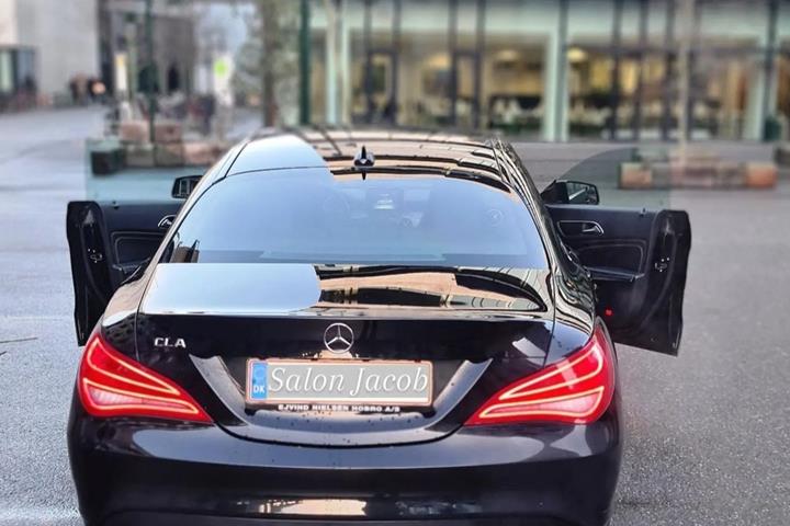 Sort Mercedes CLA-Klasse fra 2015