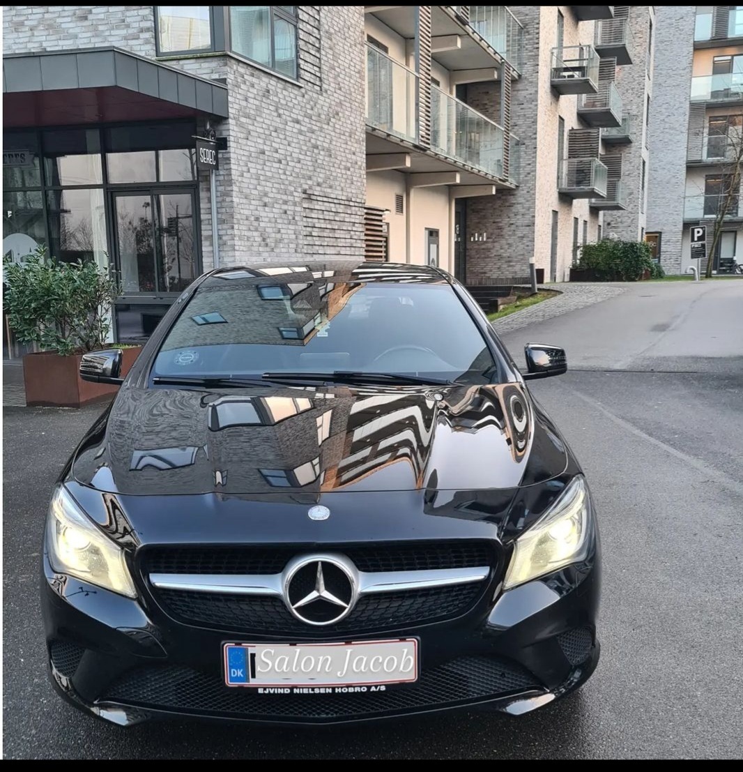 Sort Mercedes CLA-Klasse fra 2015
