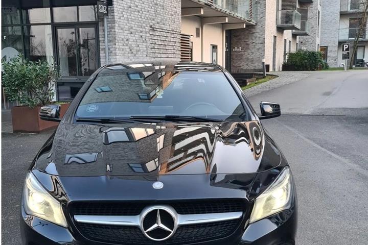 Sort Mercedes CLA-Klasse fra 2015