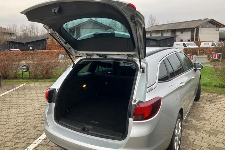 Grå Opel Astra fra 2019