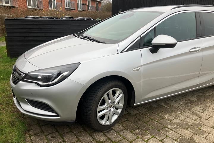 Grå Opel Astra fra 2019