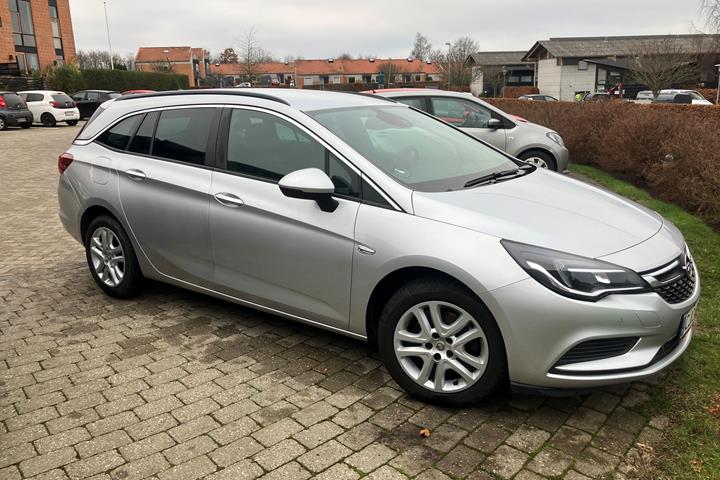 Grå Opel Astra fra 2019