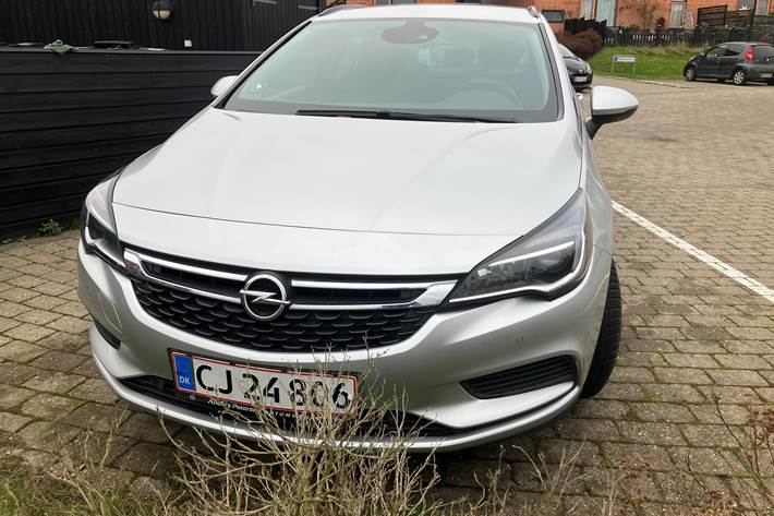 Grå Opel Astra fra 2019