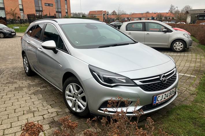 Grå Opel Astra fra 2019