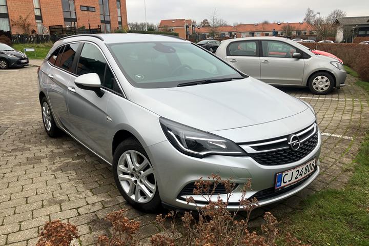 Grå Opel Astra fra 2019