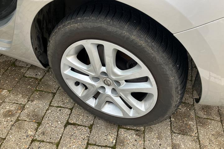 Grå Opel Astra fra 2019