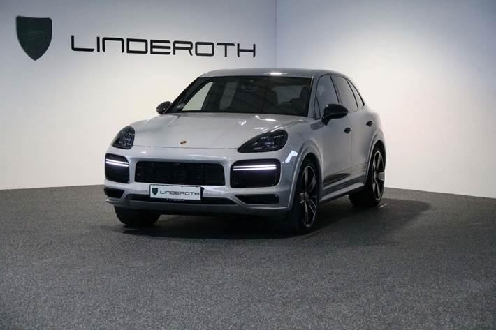 Grå Porsche Cayenne Turbo fra 2020 set udefra