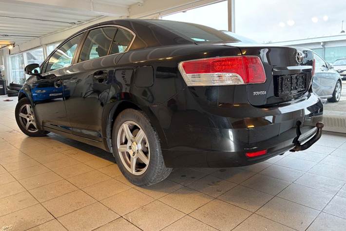 Sort Toyota Avensis fra 2011